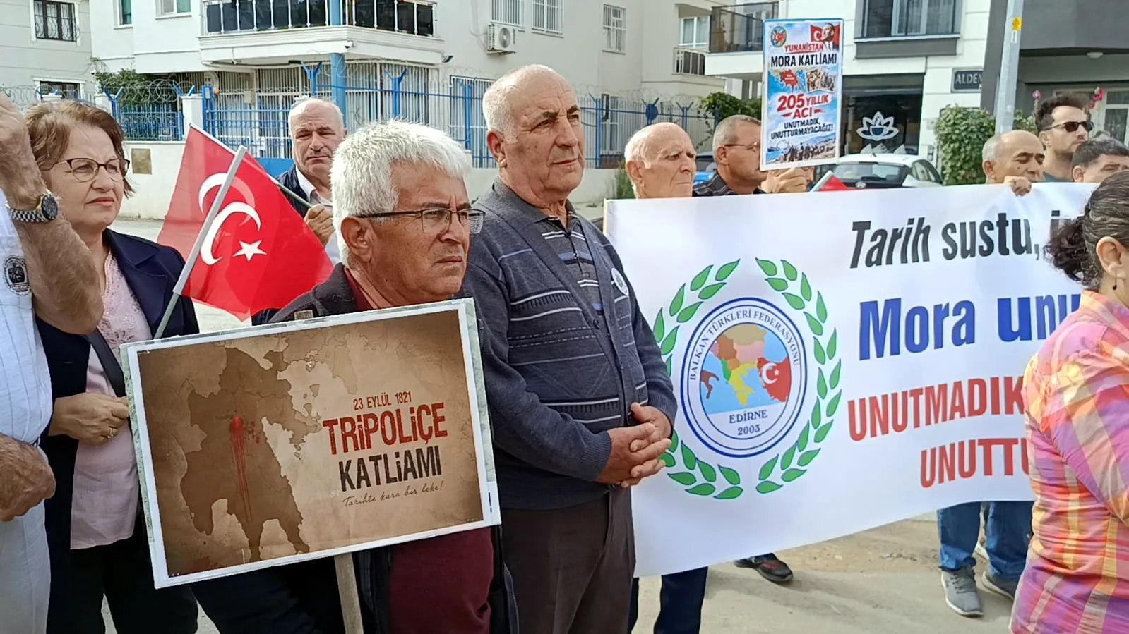 Edirne'de 205 yıllık acı: Yunanistan Konsolosluğu'na siyah çelenkli protesto