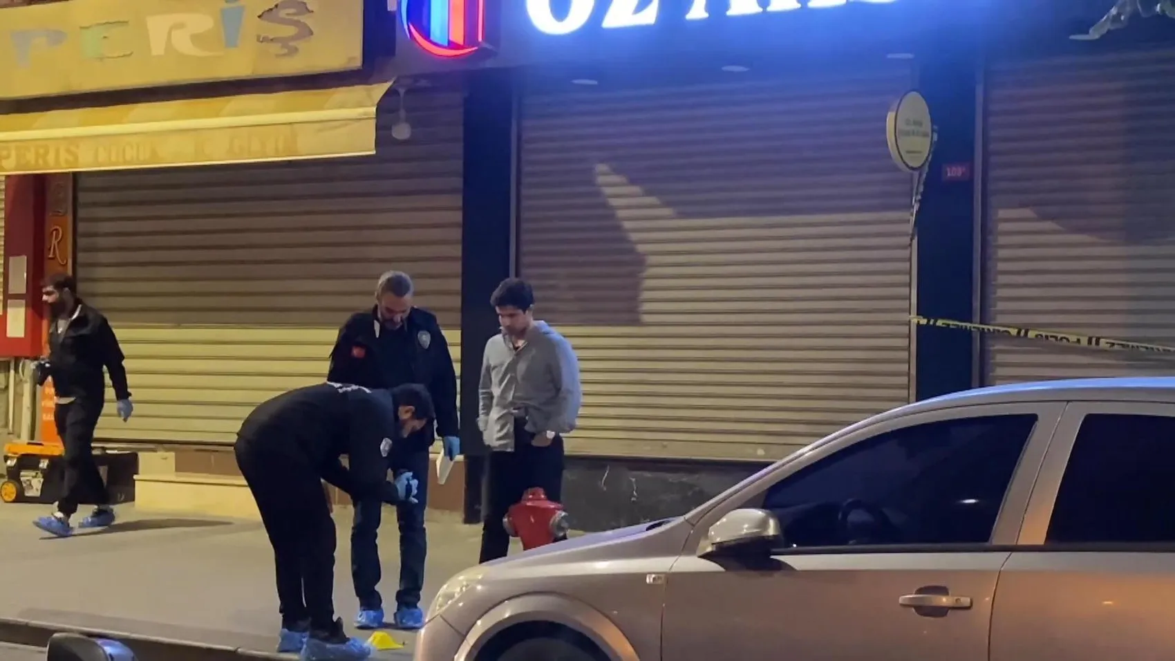Esenler'de bıçaklı saldırı girişimi: Polis ekiplerine koşan şüpheli bacağından vuruldu
