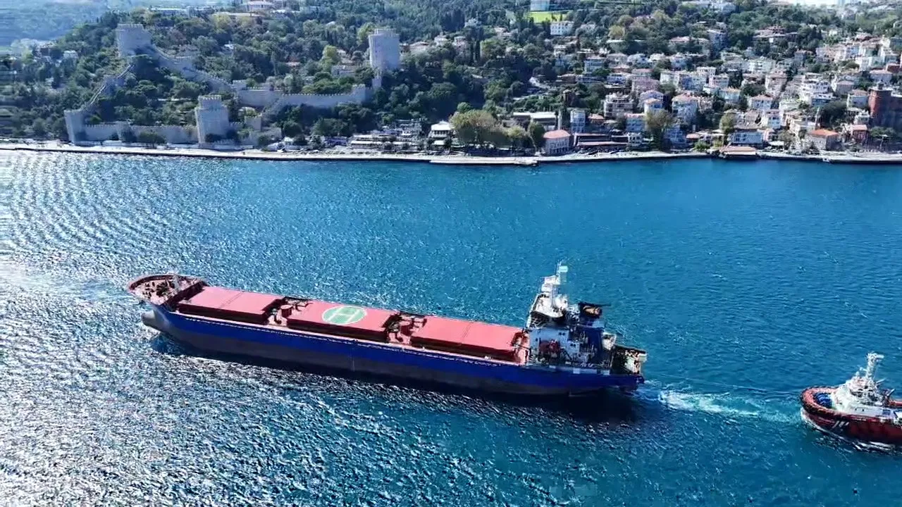 İstanbul Boğazı'nda kritik geçiş: Saldırıya uğrayan gemi için önlemler alındı