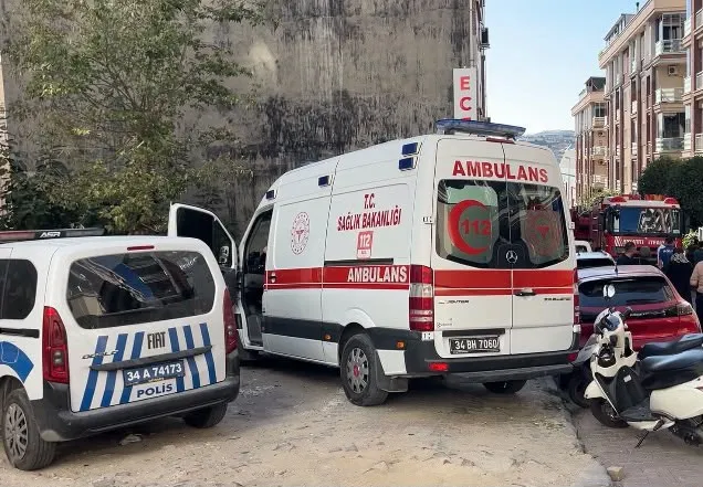 Kentsel dönüşüm bekleyen binada korkutan alevler: Çatı küle döndü