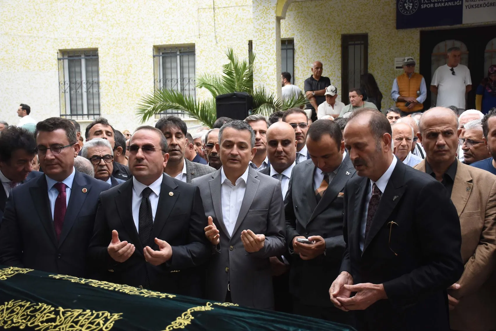 İzmir siyasetinde hüzünlü veda: Burhan Özfatura son yolculuğuna uğurlandı