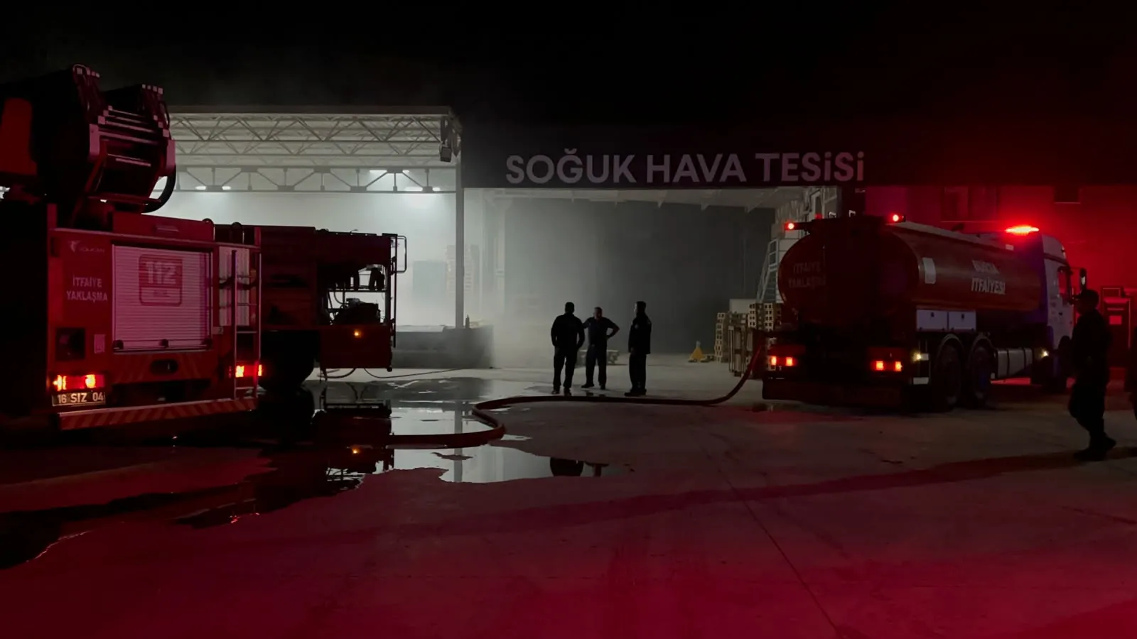 İznik'te gece yarısı paniği: Soğuk hava deposu alevlere teslim oldu