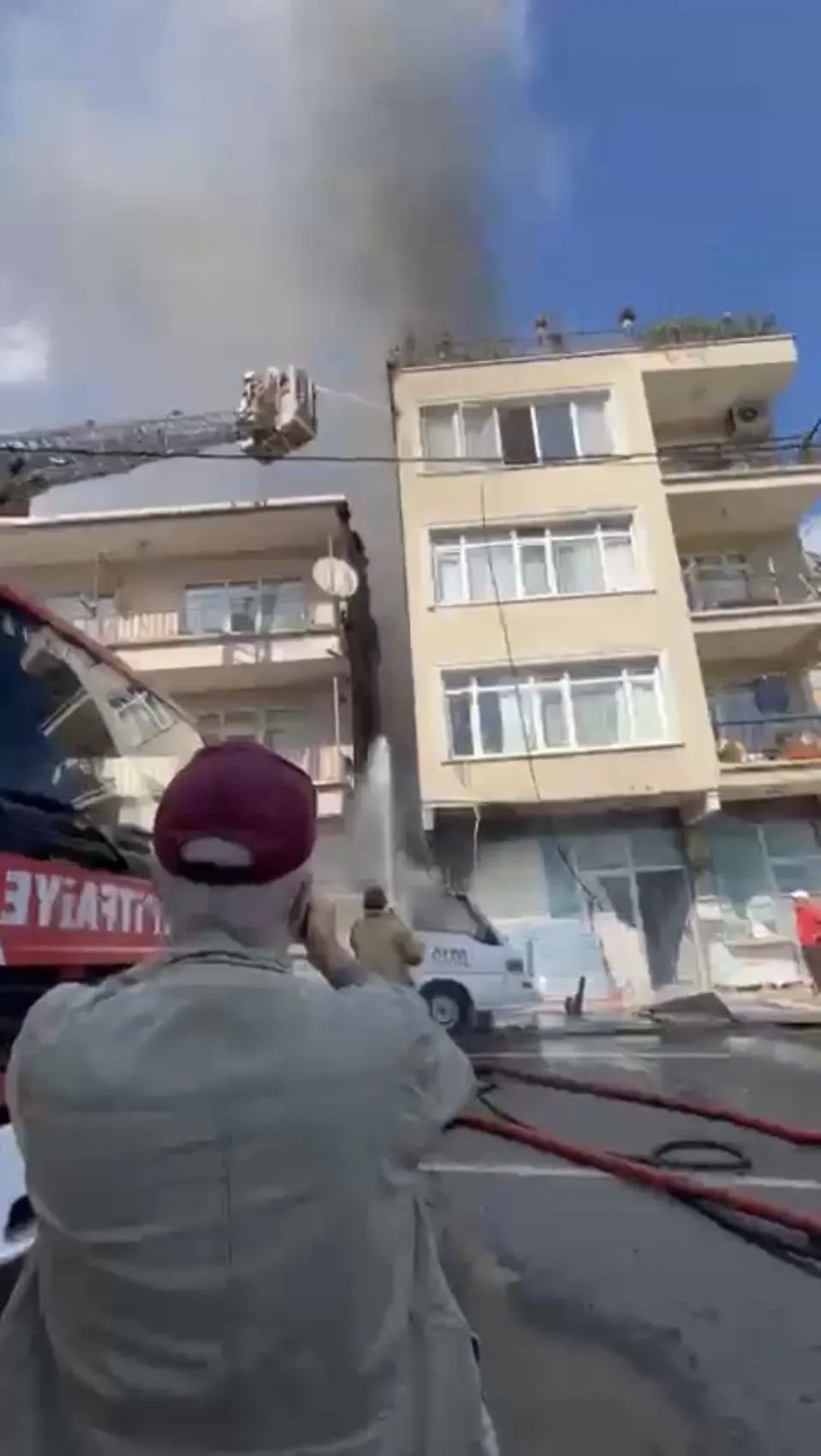 Sarıyer'de korkutan çatı yangını: Park halindeki araç hurdaya döndü