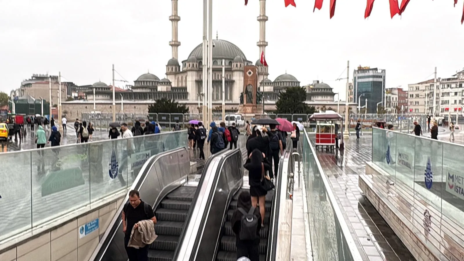 İstanbul'da mevsim geçişi sert yaşandı: Şemsiyeler açıldı, montlar dolaptan çıktı