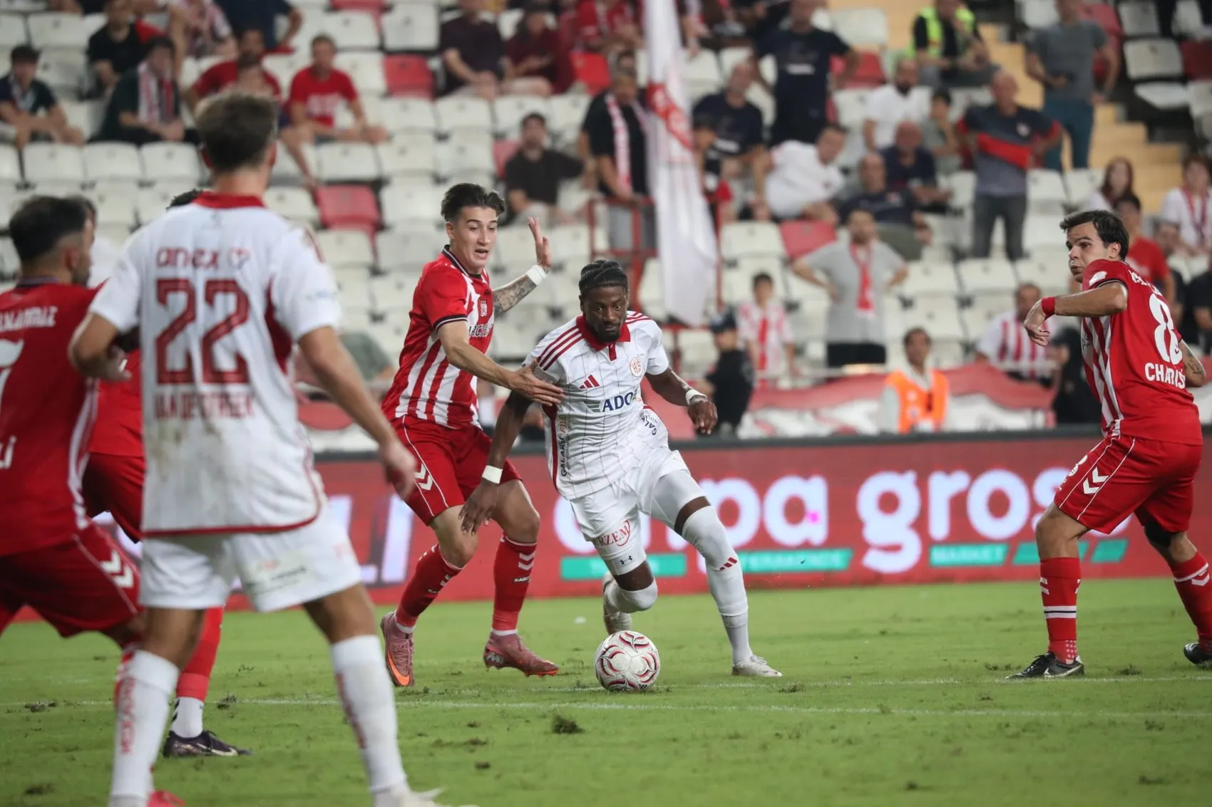 Antalyaspor'un evindeki kabusu bitmiyor: Sivasspor galibiyetle tanıştı