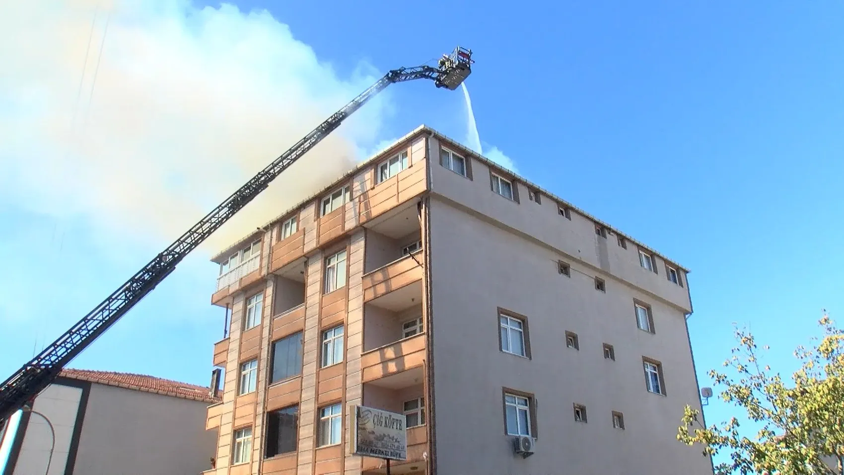 Ataşehir'de çatı tadilatı kabusa dönüştü: Alevler dakikalar içinde binayı sardı