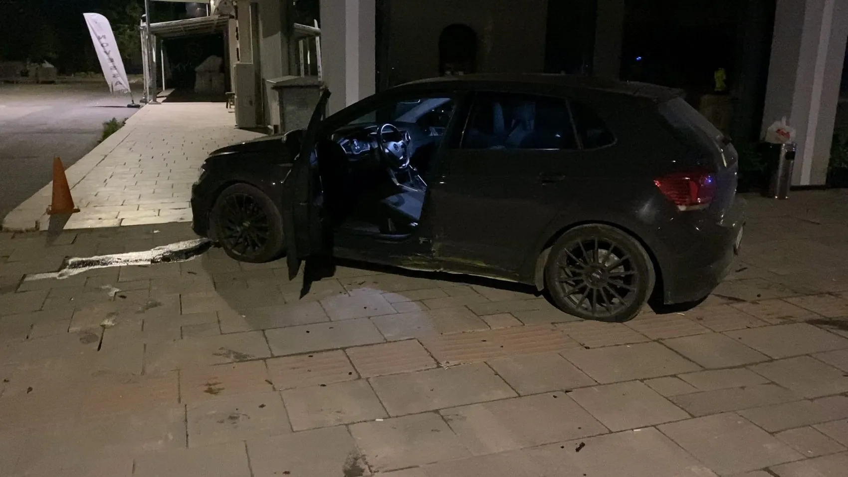 İnegöl'de gece yarısı dehşeti: Kontrolden çıkan araç elektrik panosuna daldı