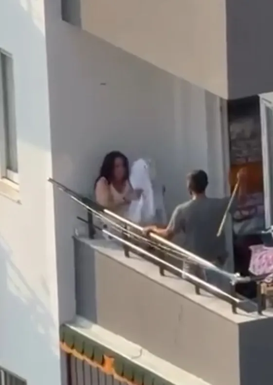 Adana'da dehşet anları: Balkondaki kadına sopalı saldırı kamerada