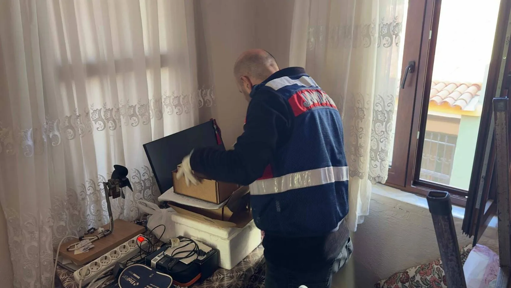 İzmir merkezli FETÖ operasyonunda ele geçirilenler şaşkına çevirdi: Evlerden servet çıktı