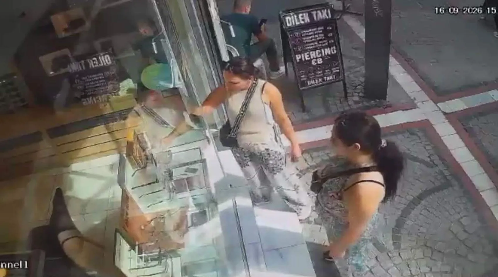 Edirne'de 325 bin liralık vurgun: Müşteri kılığındaki şüpheliler sınırı çoktan geçti