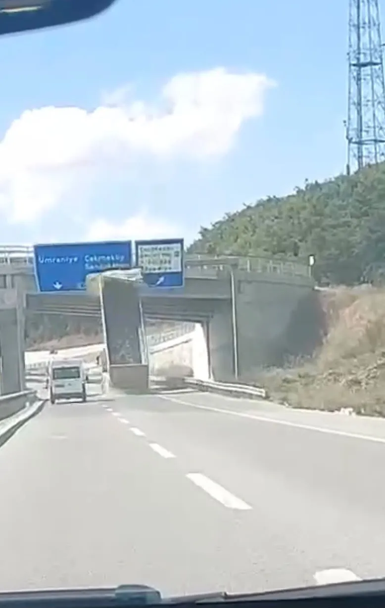 Şile Otoyolu'nda korkutan anlar: Açık kalan dorse üst geçide çarparak koptu
