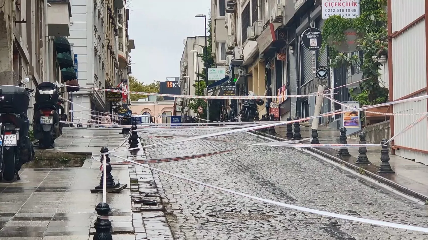 Sultanahmet'te korkutan çöküş: Yıkım bekleyen otelin çatısı araçların üzerine indi