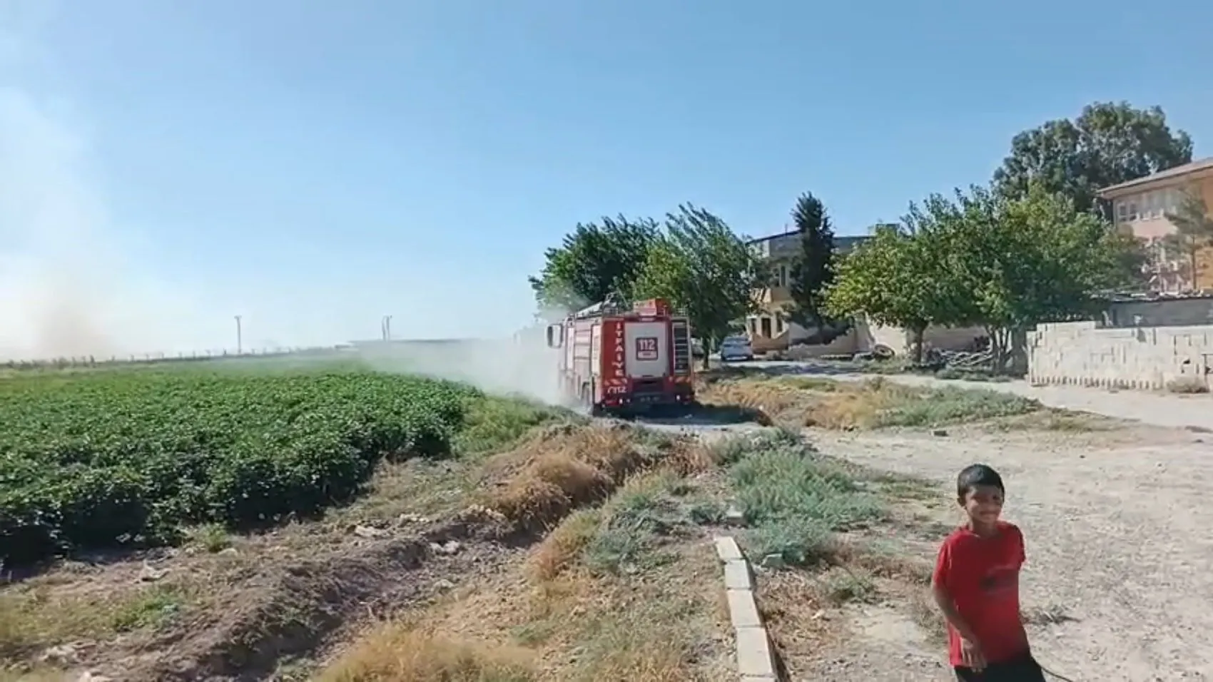 Sınır hattında korkutan alevler: Mayınlı bölgedeki yangın paniğe yol açtı