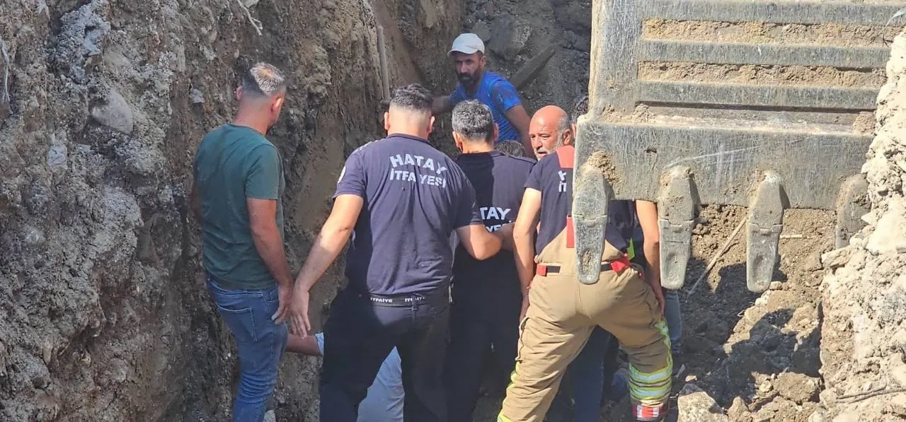 Antakya'da altyapı çalışması kabusa döndü: Toprak altında kalan işçiler için zamanla yarışıldı