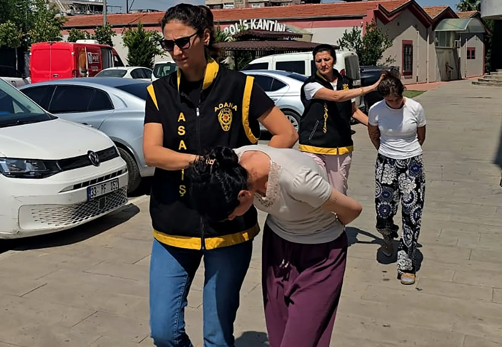 Adana'da pes dedirten hırsızlık girişimi: Epilepsi nöbeti taklidiyle kurtulmaya çalıştılar