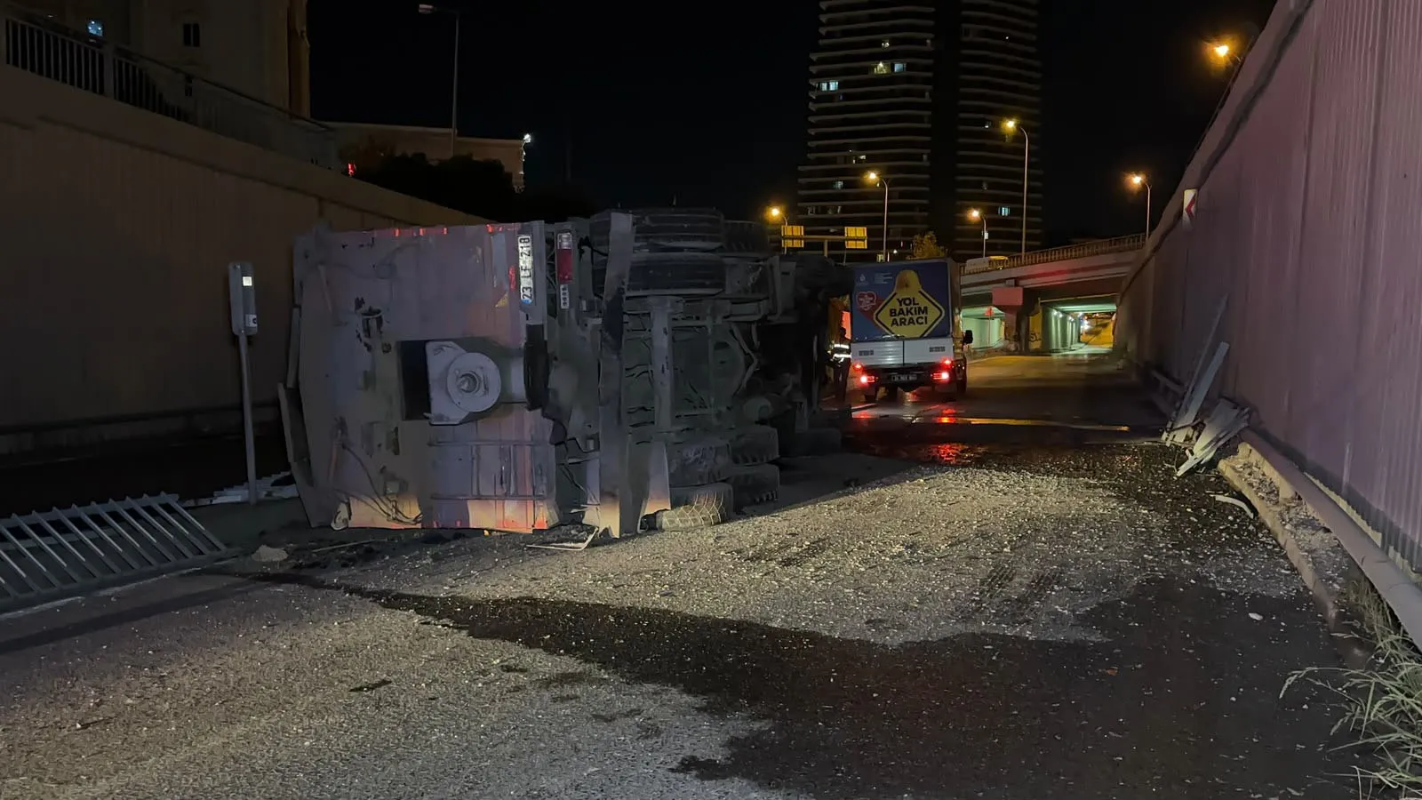 Avcılar'da gece yarısı dehşeti: Asfalt kamyonu alt geçide uçtu