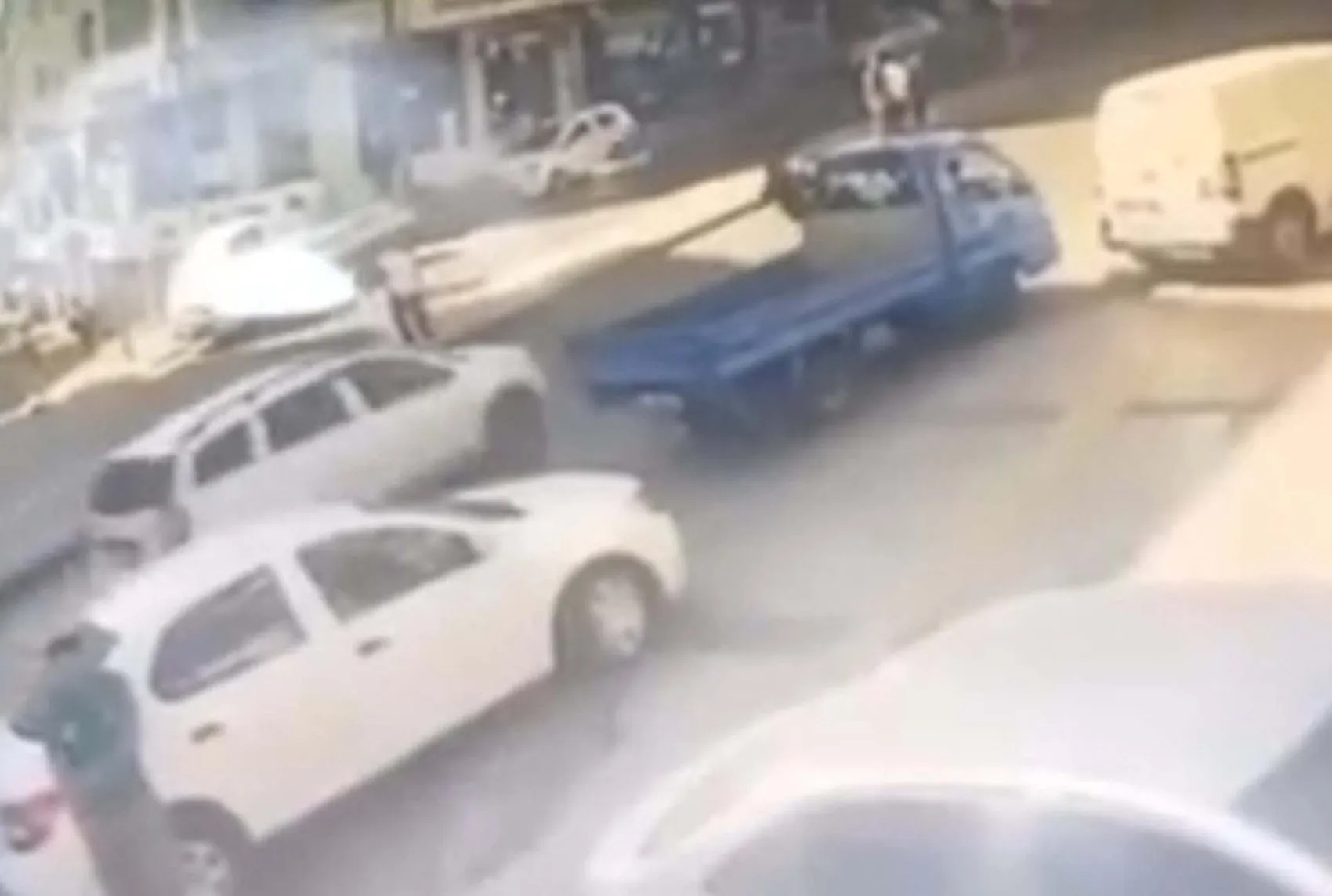 İzmir'de saniyelerle gelen dehşet: Park halindeki aracın kapısı bisikletliyi hayattan kopardı
