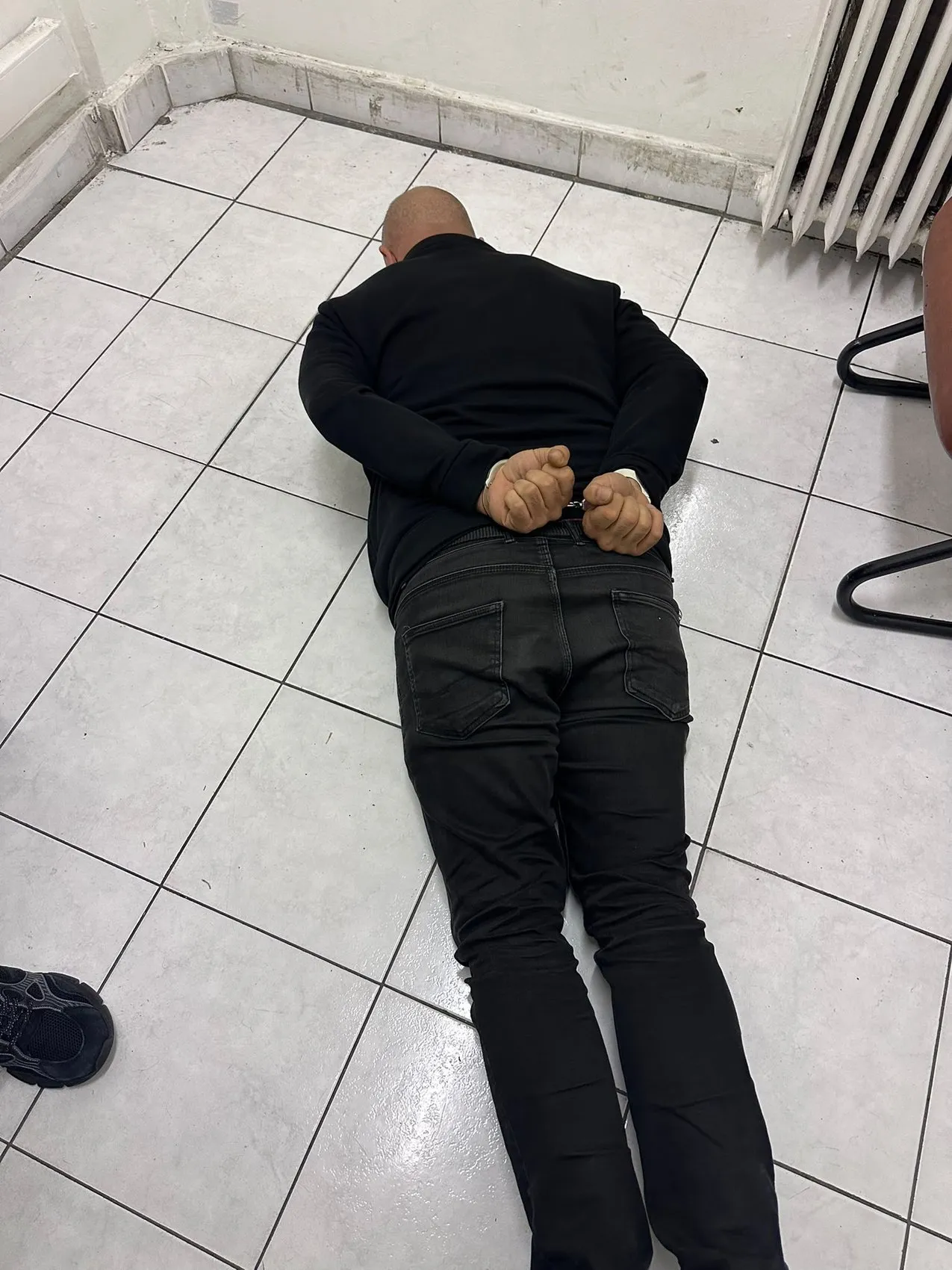 Otoparkta dehşet anları: Komşusunu silahla tehdit eden 3 kişi cezaevine gönderildi