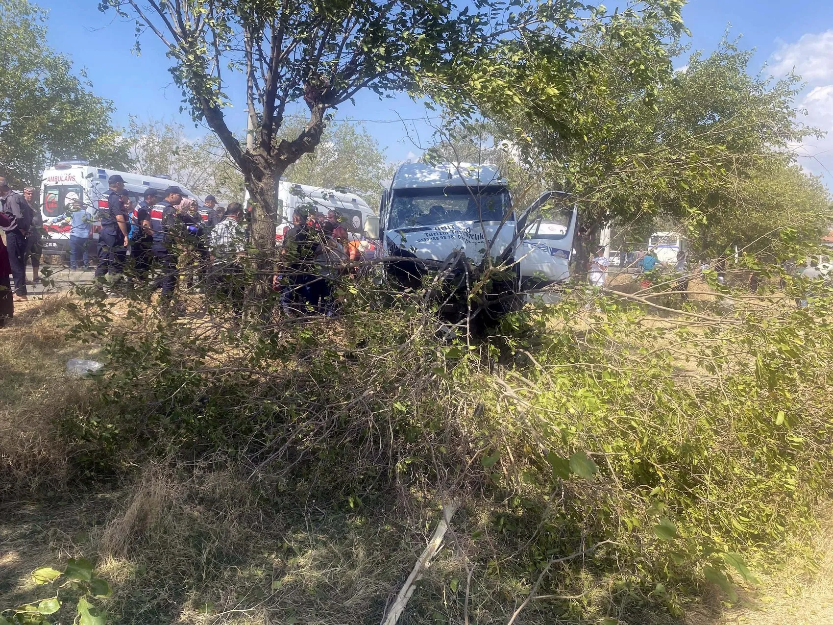 Alaşehir'de tarım işçilerini taşıyan minibüs kontrolden çıktı: 14 yaralı