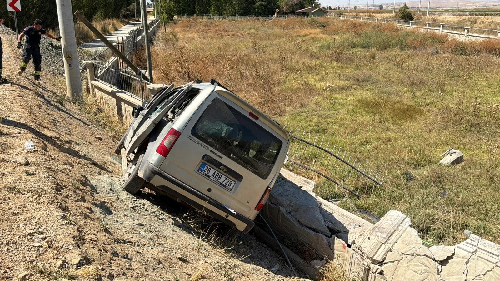 Eskişehir yolunda korkunç kaza: Aynı aileden üç kişi beton duvara çarptı