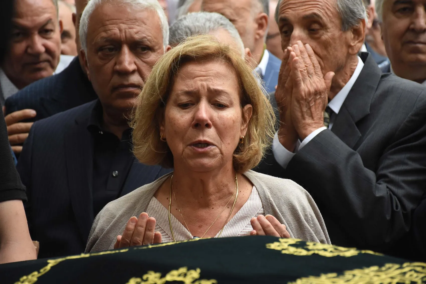 İzmir siyasetinde hüzünlü veda: Burhan Özfatura son yolculuğuna uğurlandı