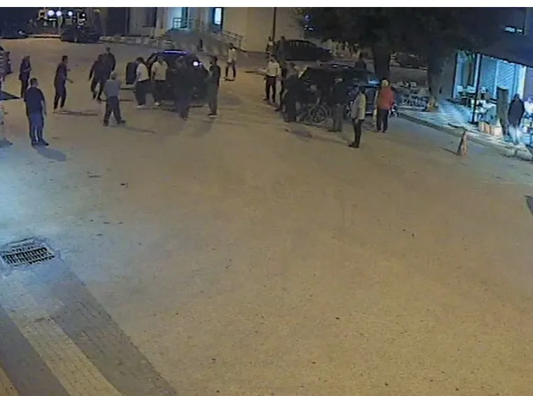 Mengen'de sokak ortasında dehşet anları: Laf atma kavgası kanlı bitti