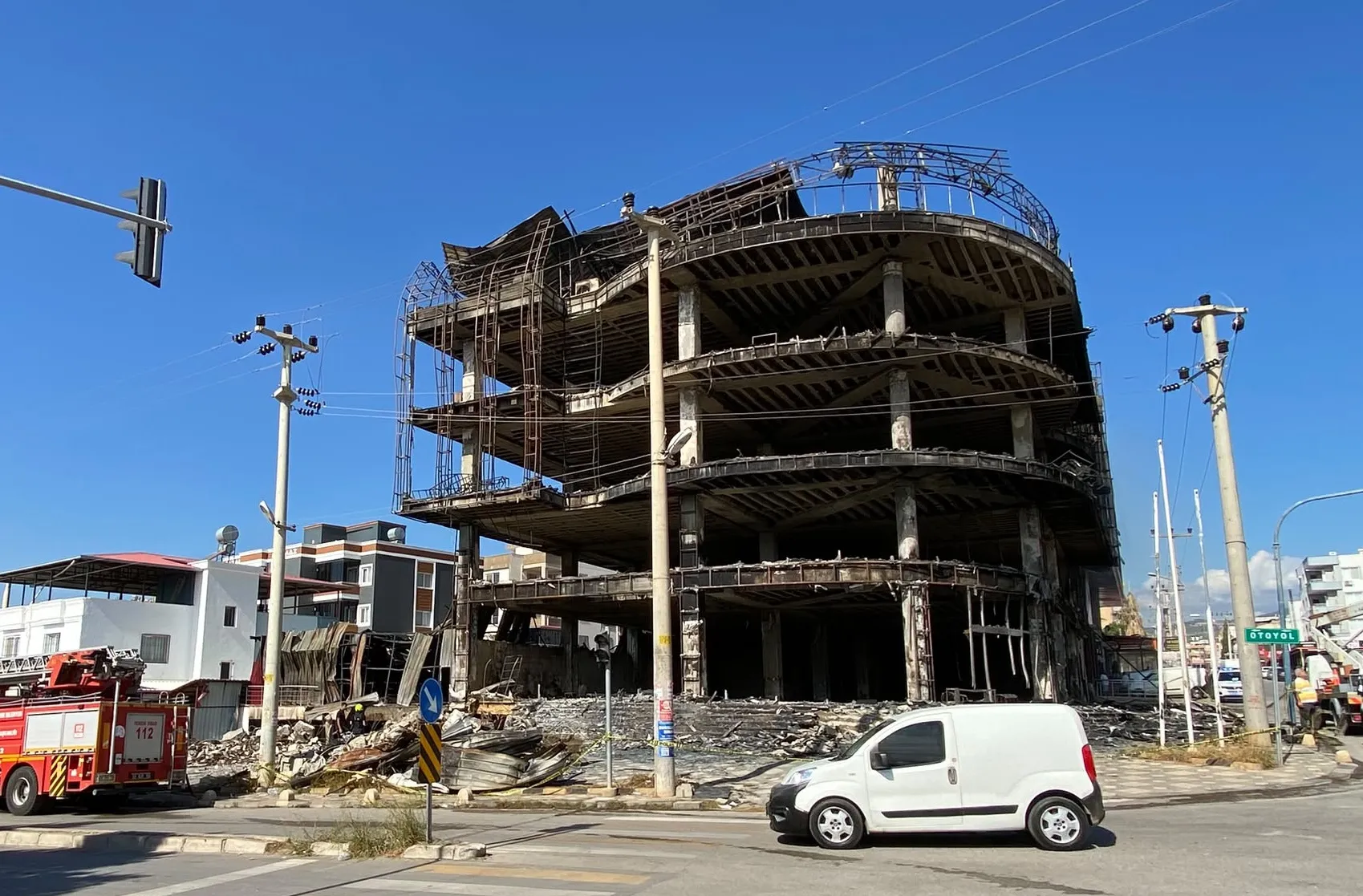 Mersin'de mobilya mağazası küle döndü: Geriye sadece iskeleti kaldı