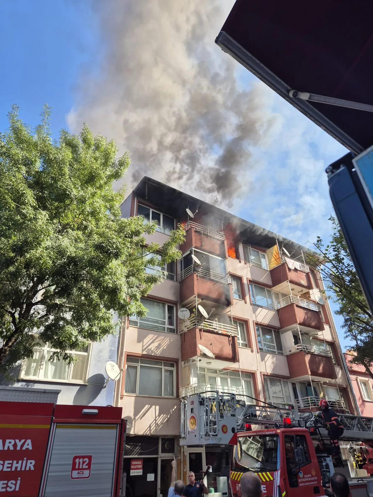 Adapazarı'nda korku dolu anlar: Alevlerin sardığı evden acı haber geldi