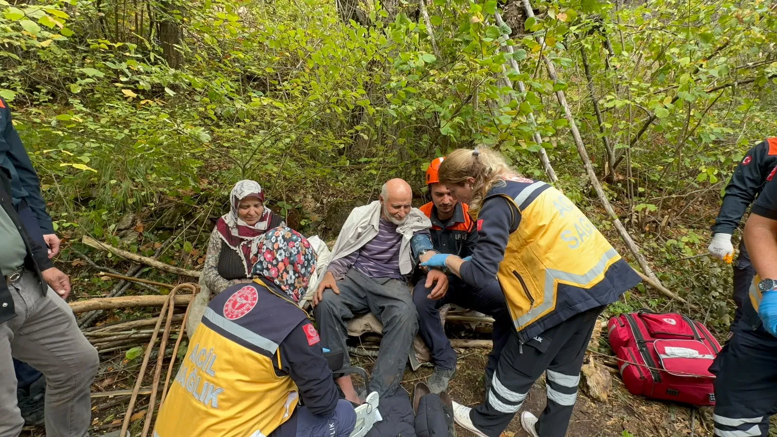Ormanda iki günlük yaşam mücadelesi: Yaşlı çiftin traktör kazası korkuttu