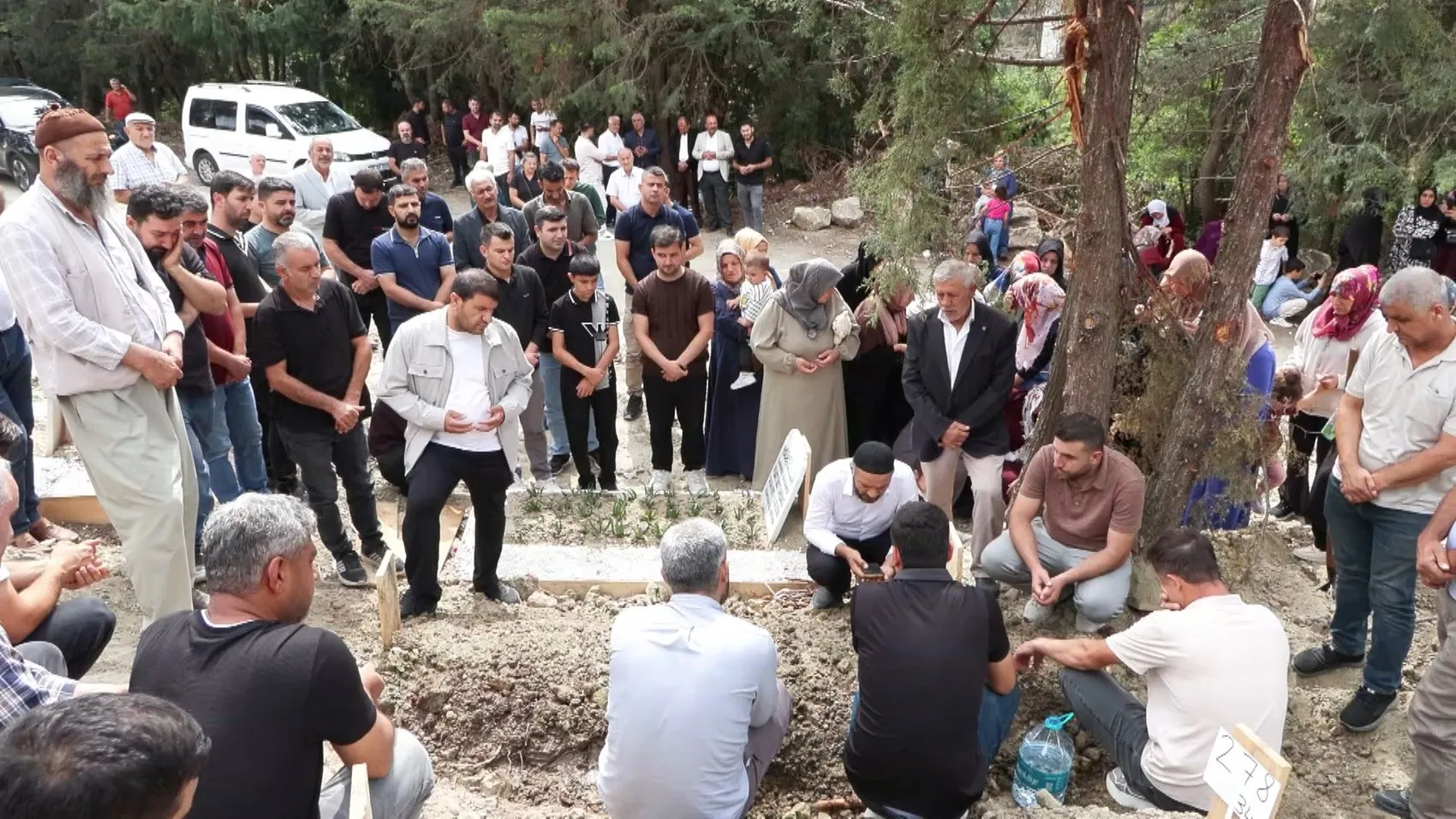 Babanın çaresizliği yürekleri dağladı: Alevlerin arasından ailesini kurtardı ama kızına ulaşamadı