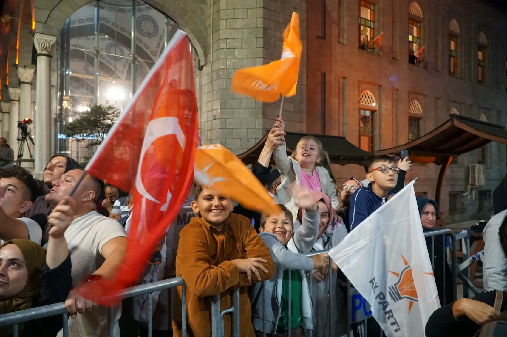 Cumhurbaşkanı Erdoğan Rize'de: Seçim mesajı hemşerilerinden geldi