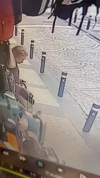 Kadıköy'de pes dedirten anlar: Mağaza önündeki valizi gözüne kestirip böyle götürdü