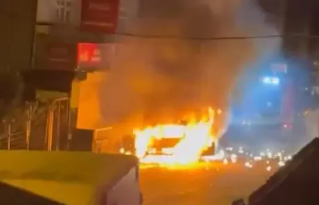 Avcılar'da geceyi aydınlatan korku dolu anlar: Park halindeki araç küle döndü