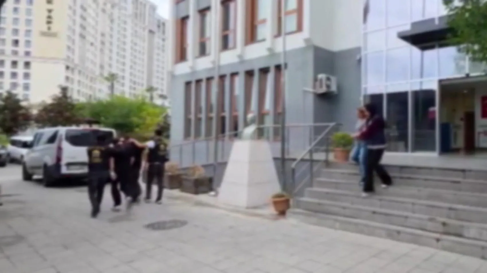 Ataşehir'de merdiven altı ilaç vurgunu: Polis baskınında ele geçirilenler şoke etti