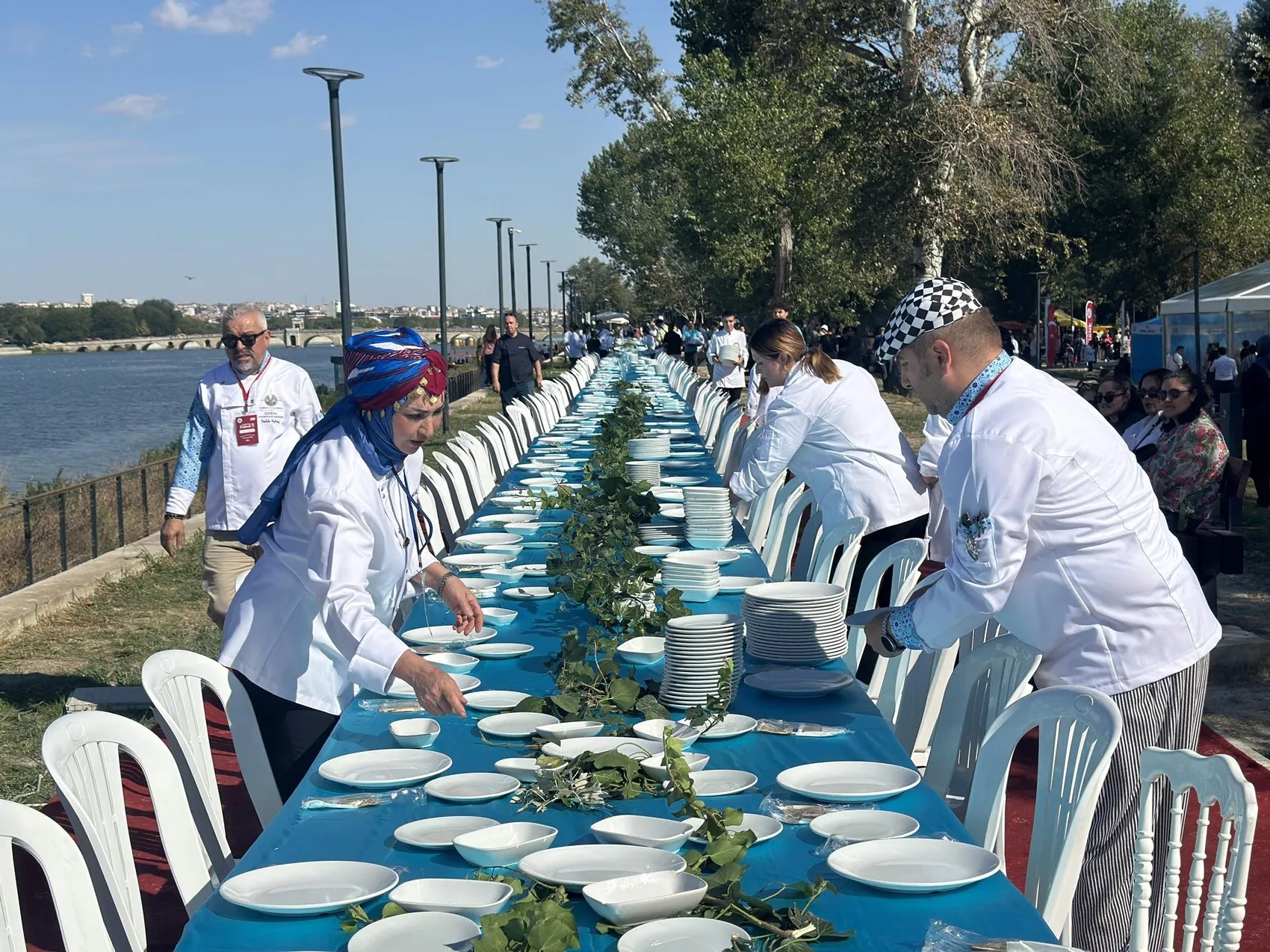Meriç Nehri kıyısında devasa lezzet şöleni: 150 metrelik sofrada Edirne'nin beyaz altınını taçlandırdılar
