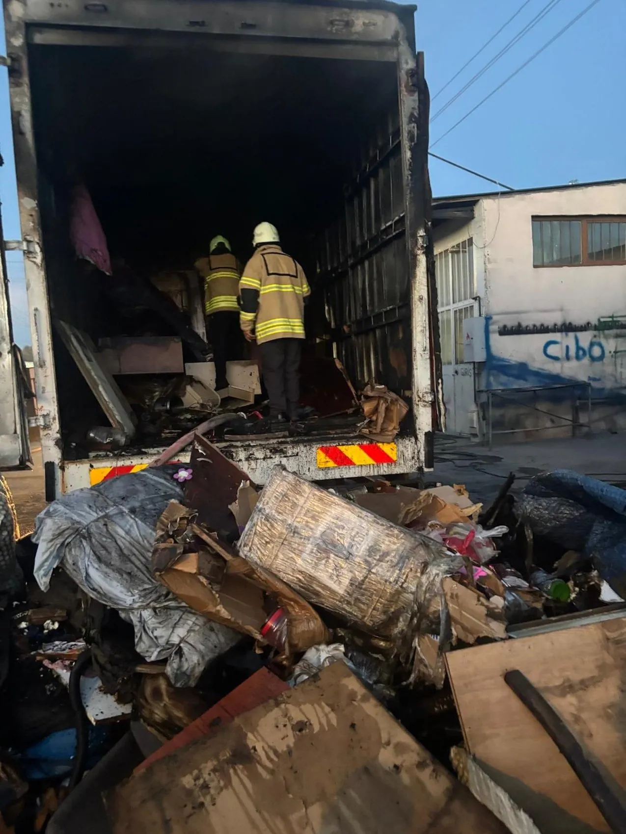 Kars'ta korku dolu anlar: Ev eşyası taşıyan TIR alevlere teslim oldu