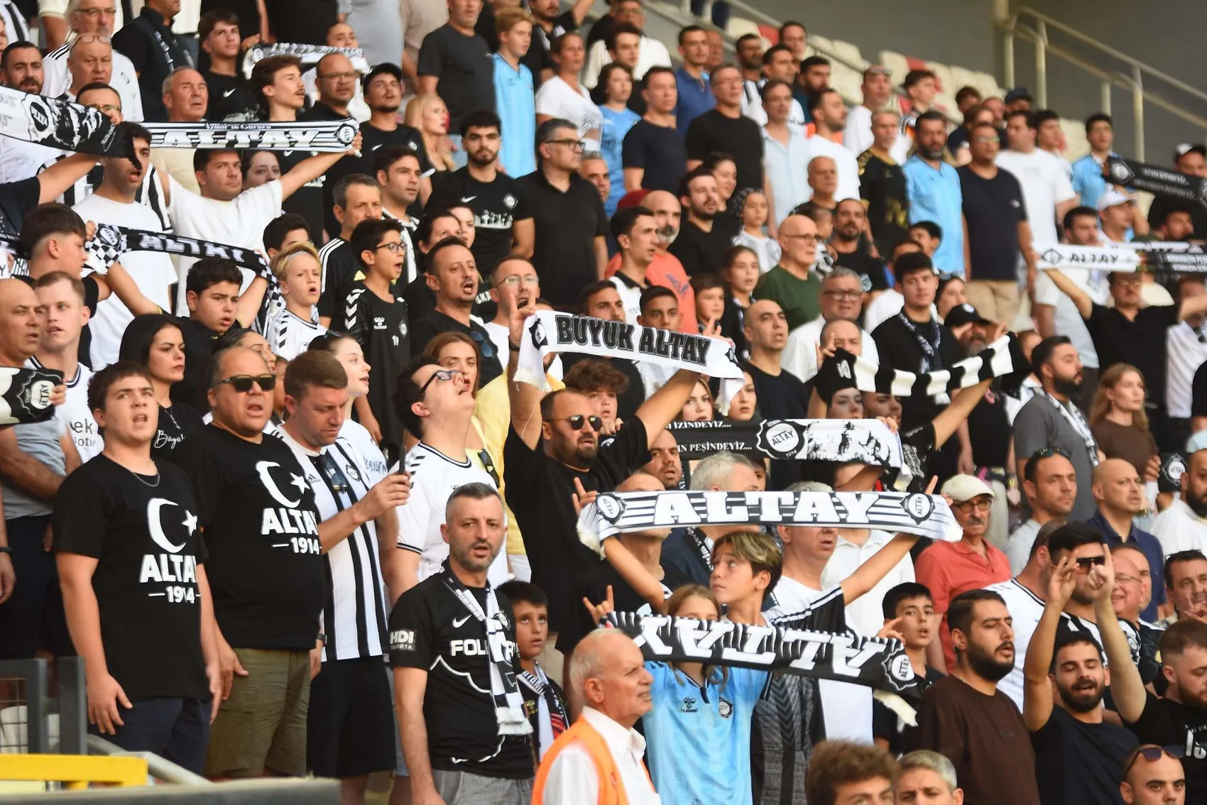 İzmir'in genç yetenekleri sahne aldı: Altay'da yeni dönem alkışlarla başladı