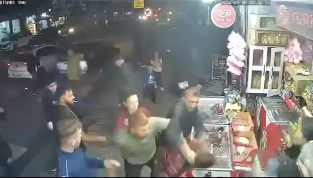 Gaziosmanpaşa'da sokak ortasında şiddet: Eski komşular arasında hesaplaşma kamerada