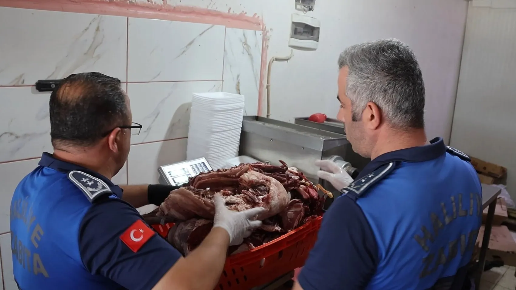Şanlıurfa'da sofralara uzanan tehlike: Kasapta 315 kilo çürük et yakalandı