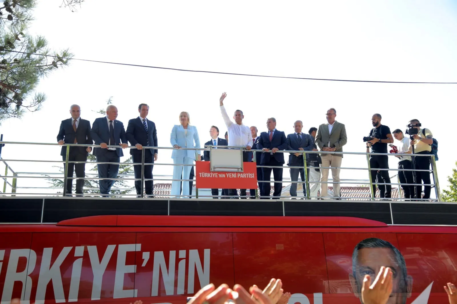 Özgür Özel'den çiftçiye geçim garantisi: Otoyol müteahhitlerine var da köylüye neden yok?