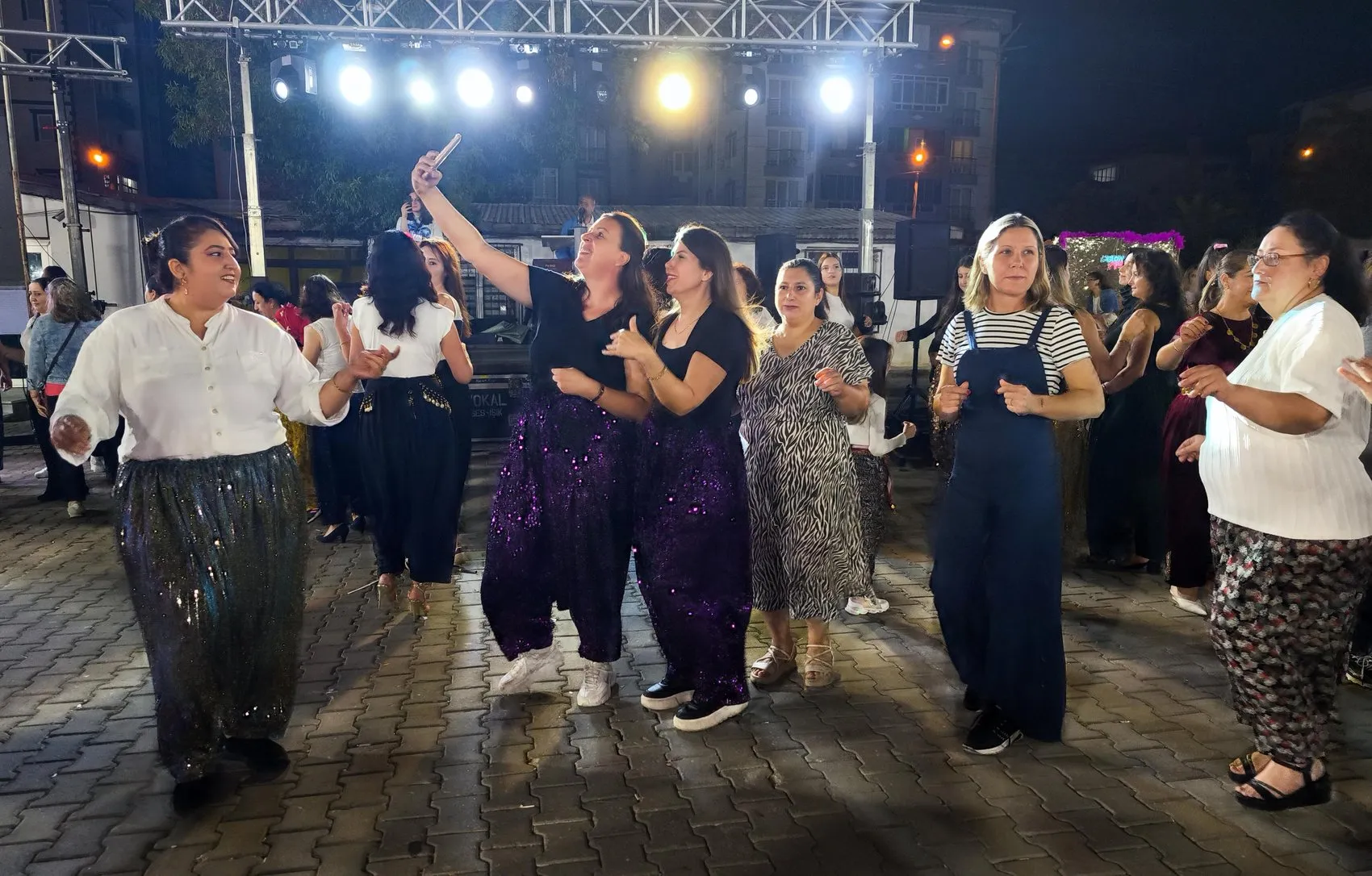 Keşan'da sandıklar açıldı: Binlerce kadın şalvarlarıyla meydanı doldurdu