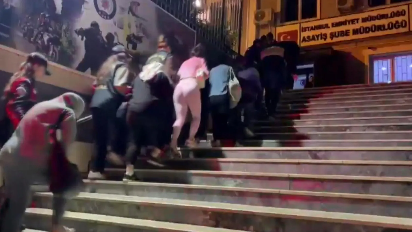Beyoğlu'nun karanlık sokaklarında dronlu takip: Fuhuş pazarlığı havadan görüntülendi