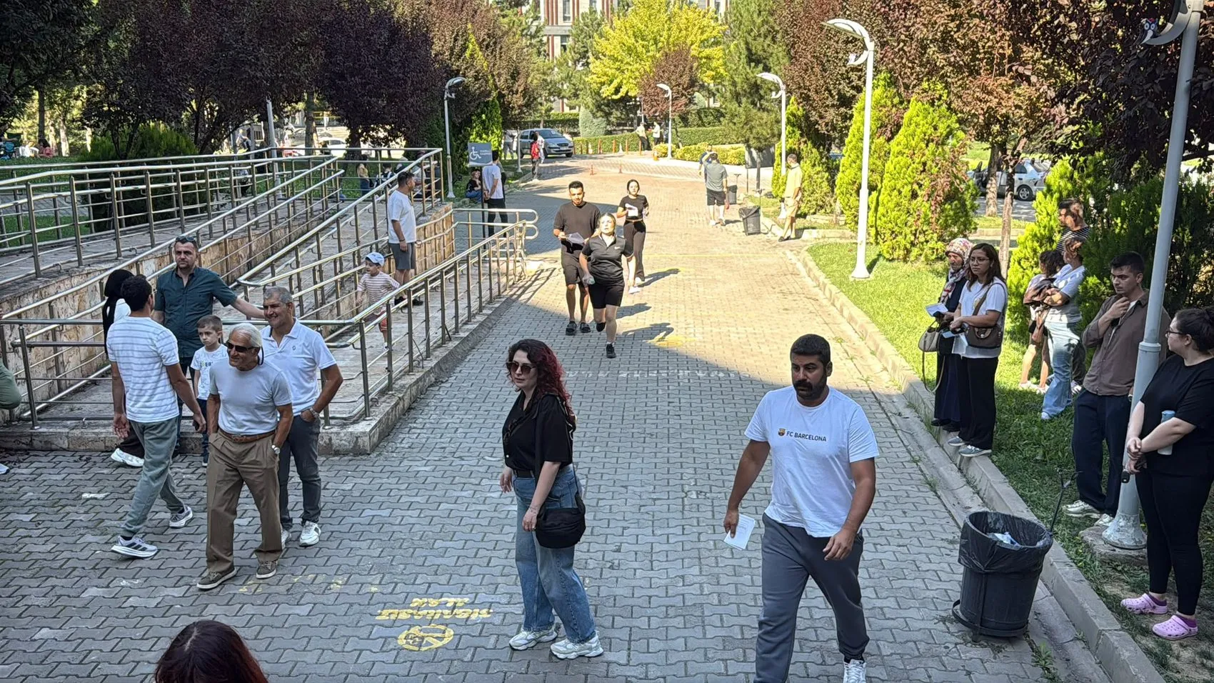 Sınav salonunda nefes kesen anlar: Kapılar kapandıktan sonra gelenler büyük üzüntü yaşadı