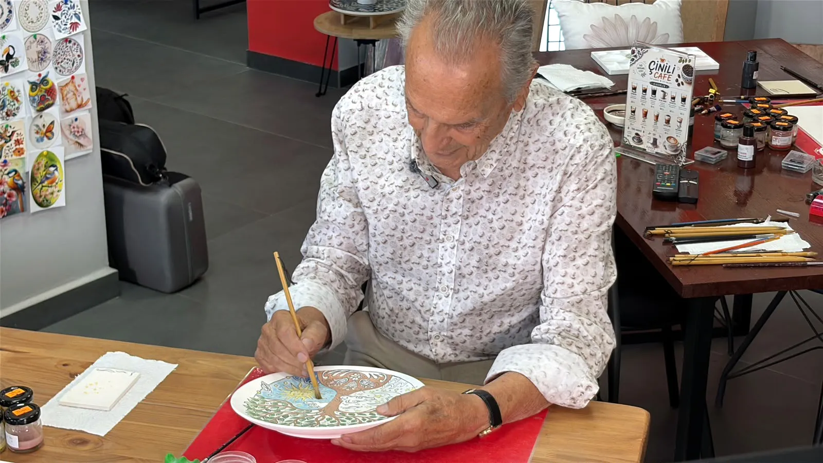 86 yaşında demansa meydan okuyan sanat: Çiniyle hayata yeniden tutundu