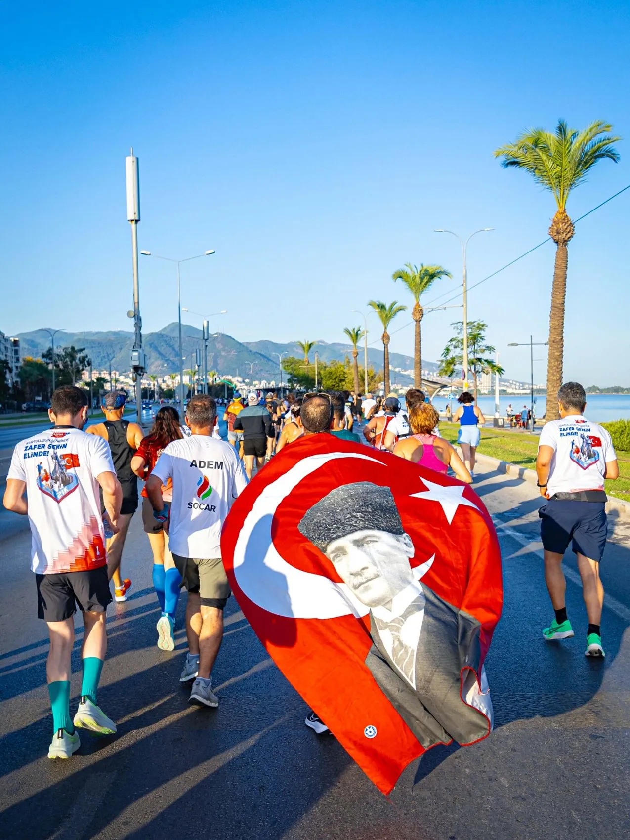 İzmir'in Kurtuluş Coşkusu Rekorla Taçlandı: Cumhuriyet Meydanı'nda Binlerce Adım