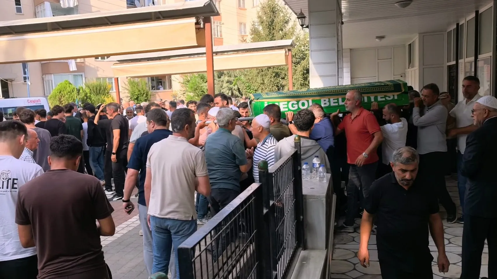 İnegöl'ü yasa boğan veda: Genç yaşta hayata veda eden iki arkadaş son yolculuklarına uğurlandı
