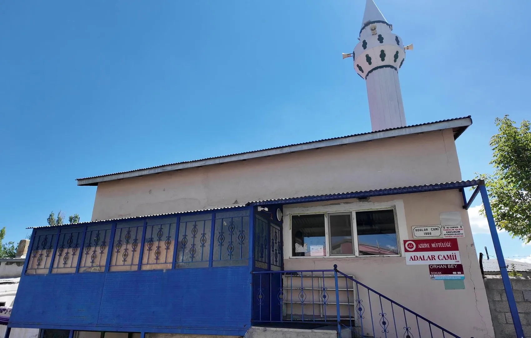 İbadethanede vicdanları sızlatan anlar: Kediyi tekmeledi, imamın başına çarptı