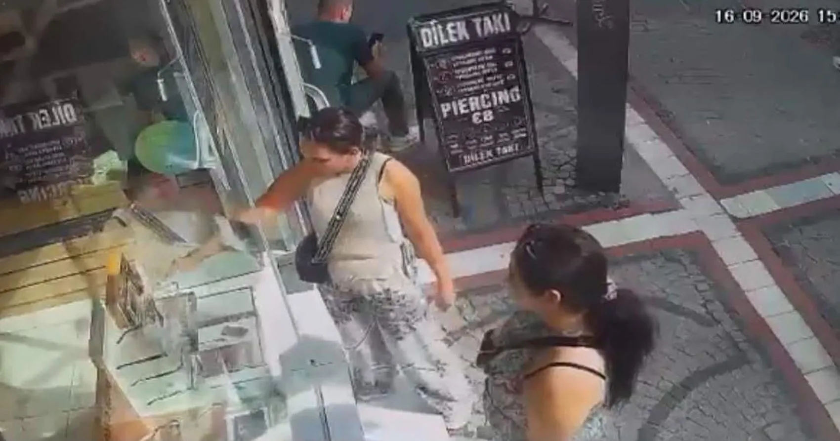 Edirne'de 325 bin liralık vurgun: Müşteri kılığındaki şüpheliler sınırı çoktan geçti
