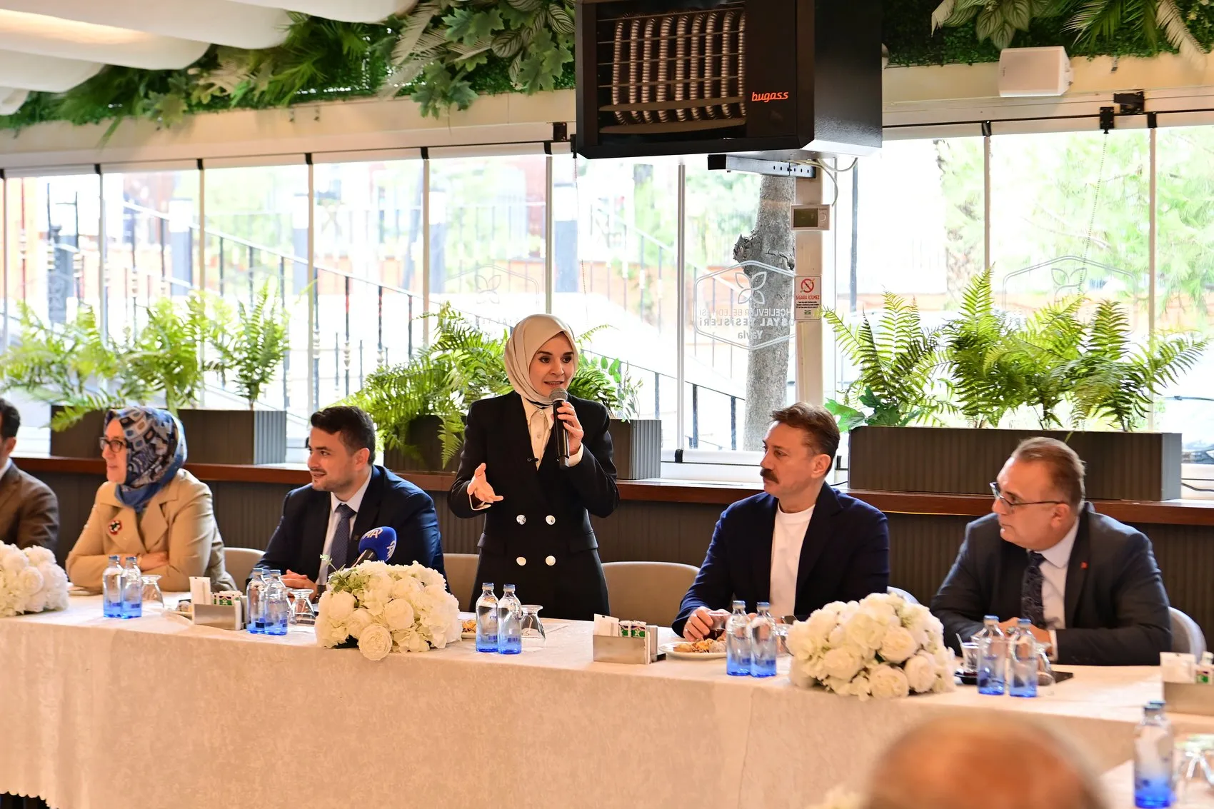 Bakan Göktaş Bahçelievler'de: Genç çiftlerin evine konuk oldu, esnafın kapısını çaldı