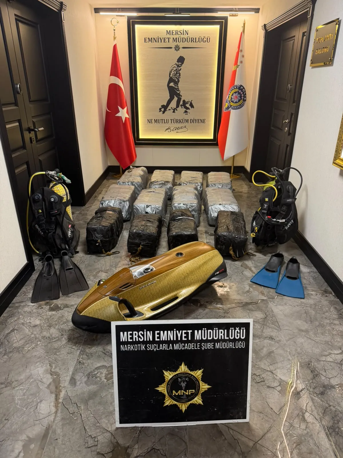 Mersin Limanı'nda nefes kesen operasyon: Geminin altına gizlenmiş devasa servet